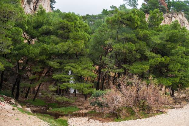Makarska: Zbog obilnih kiša na plaži Nugal ponovno se pojavio slap