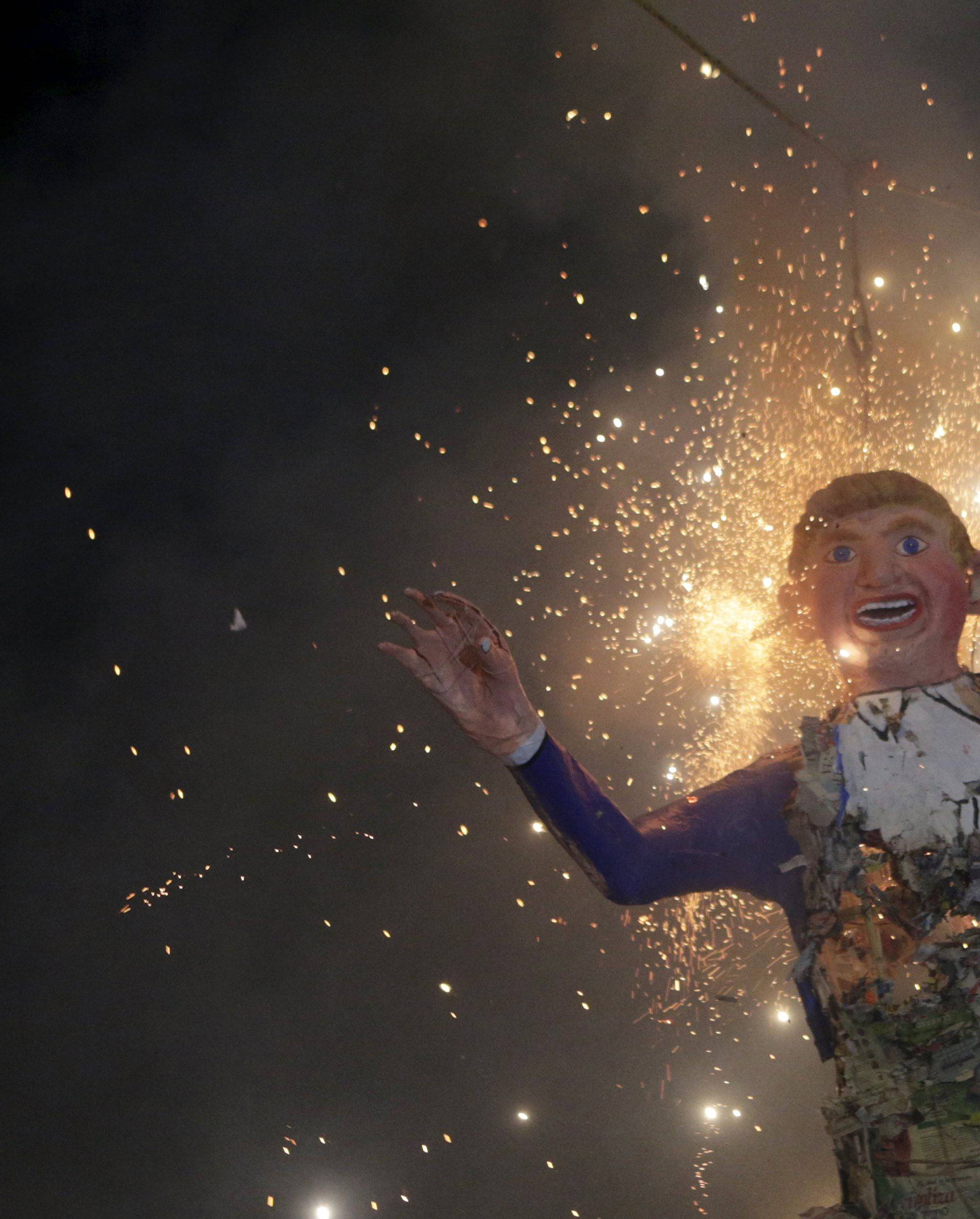 Meksikanci palili lutke Donalda Trumpa u uskršnjem ritualu