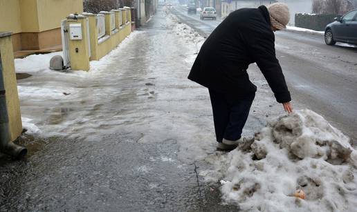 Kaos zbog poledice: Ljudi lome ruke i noge, auti se sudaraju...