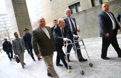 Počelo je suđenje Weinsteinu, u zgradu ušao uz pomoć hodalice