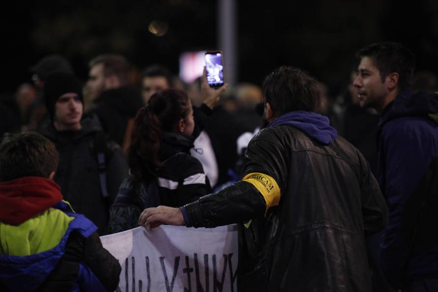 Protest against the introduction of kovid passes in front of the National Assembly of Serbia.

Protest protiv uvodjenja kovid propusnica ispred Narodne skupstine Srbije.