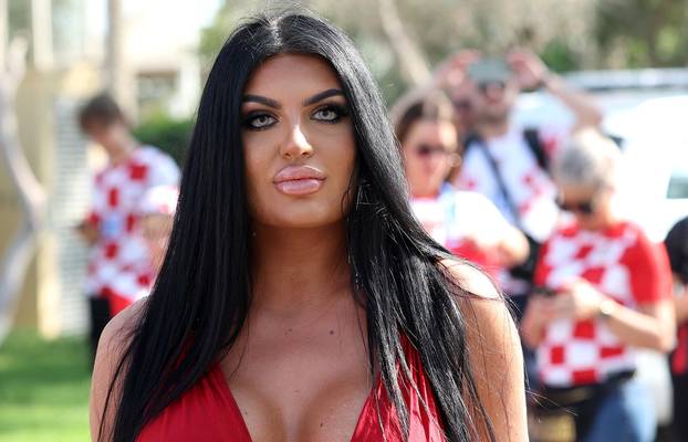 KATAR 2022 - Magdalena Keškić u društvu navijača Hrvatske