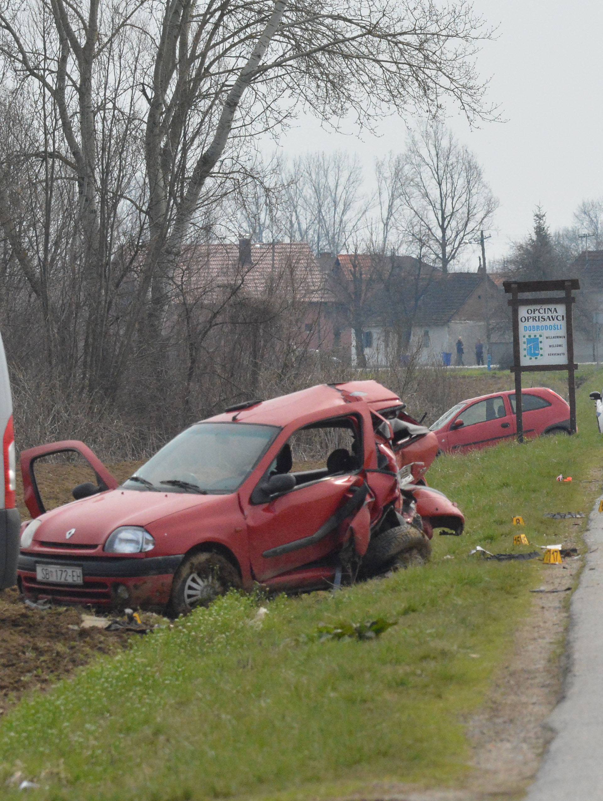 Vozač poginuo,  a Clio smrskan: Pijan kombijem naletio na auto