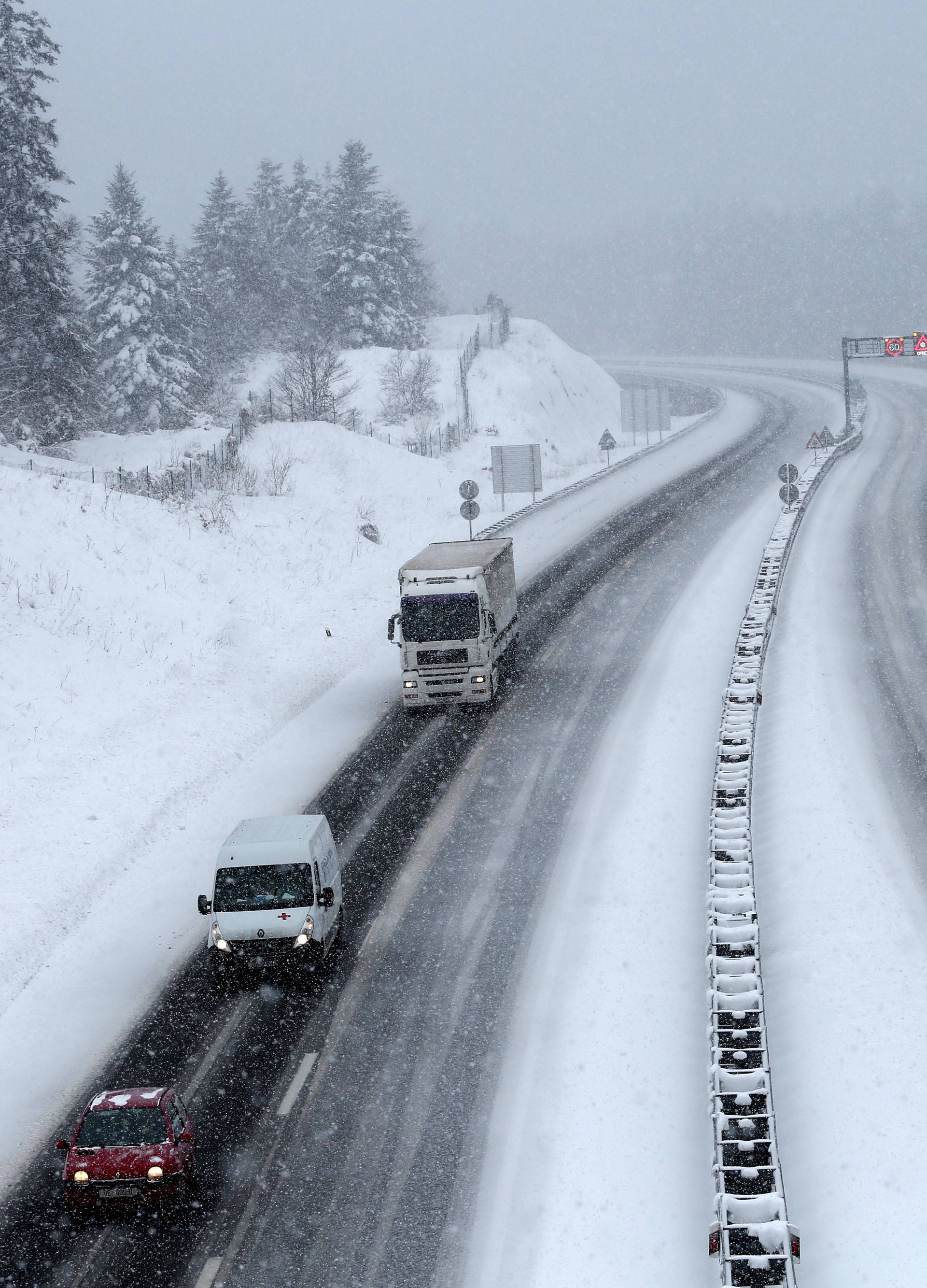 Vozači zapeli u Lici: Stoje već 5 dana, snijeg još neće prestati