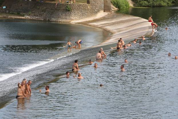 Karlovac: Osvje&zcaron;enje u rijeci Korani