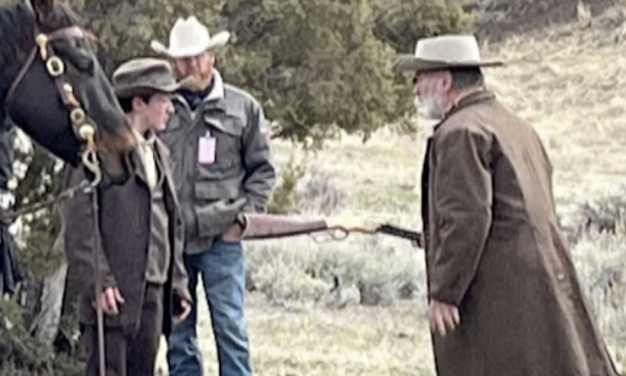 Alec Baldwin na setu pogrešno držao pušku, dan nakon što su odbačene optužbe protiv njega