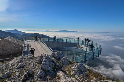 Makarska:  Malobrojni  turisti i izletnici uživaju u spektakularnom pogledu s vidikovca Nebeska šetnica - Skaywalk Biokovo