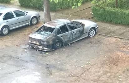 Na parkiralištu izgorio BMW, vatra zahvatila i susjedni auto