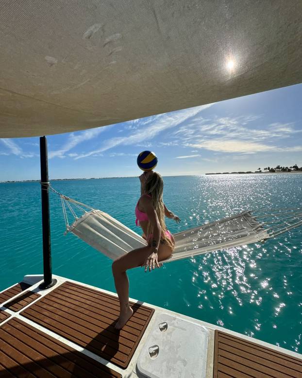 FOTO Slavlje Švicarki pratila je s klupe, a kada je izašla na teren proslaviti - gledali su samo nju