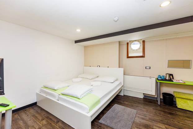 FOTO Zavirite u prvi brod-hotel u Hrvatskoj: Noćenje na ovom brodu u Rijeci ima posebnu čar