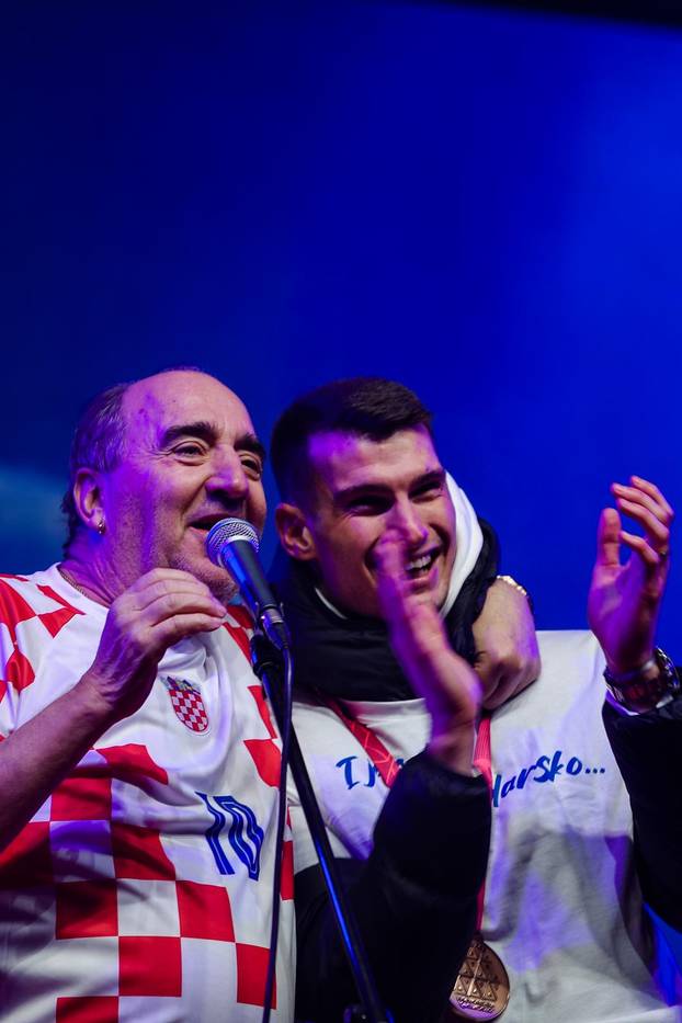Zadar: Livaković i Erlić na bini u društvu Mladena Grdovića pjevali okupljenima