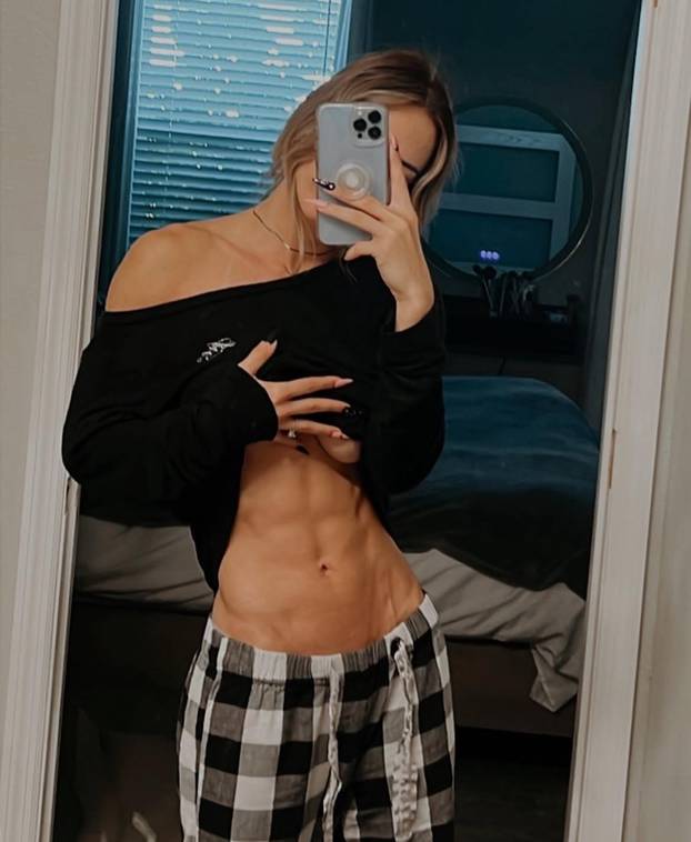 FOTO Alena je ponosna na svoju savršenu stražnjicu! Pokazuje ju stalno i iz svih kuteva...