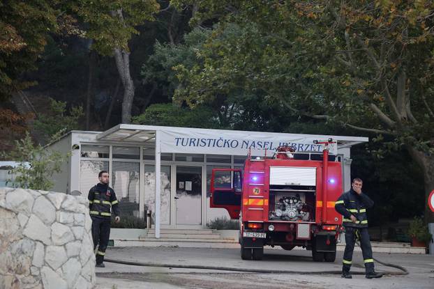 Požar kod Omiša i dalje bukti