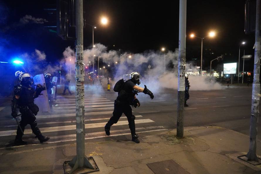 Policija i vojska suzavcima rastjerala okupljene prosvjednike u Novom Beogradu