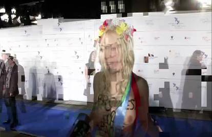 Gola članica grupe FEMEN je stigla na crveni tepih u Berlinu