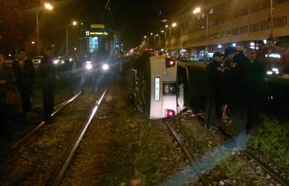 Zagreb: Auto se prevrnuo na bok na tramvajske tračnice
