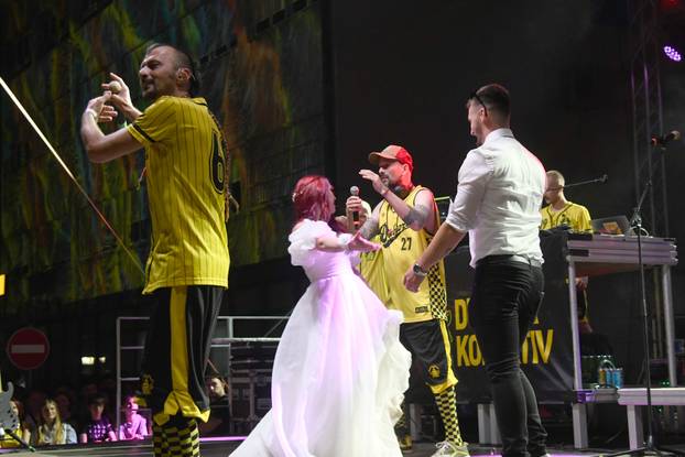 Bjelovar: Mladenci sa svadbe došli na koncert Dubioze i zaplesali s njima na pozornici