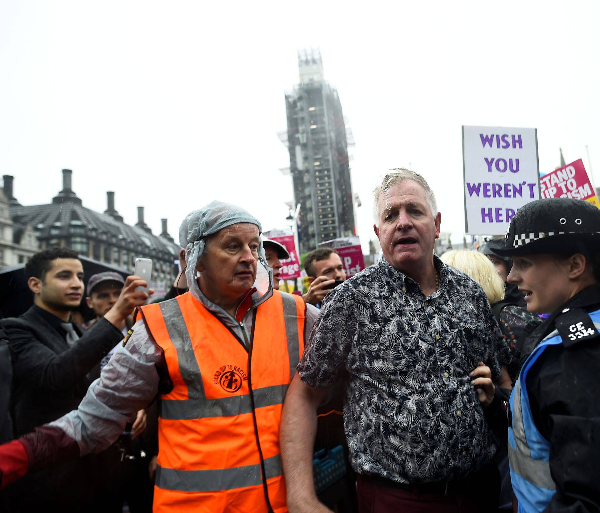 Video: Bijesna rulja u Londonu prebila je Trumpove poklonike