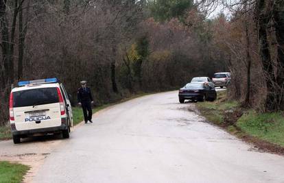 Muškaraca (89) povukao s klupe na pod i cipelario ga