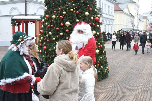 Bjelovar: Baka i Djed Mraz na bjelovarskom adventu uveseljavaju sve naraštaje