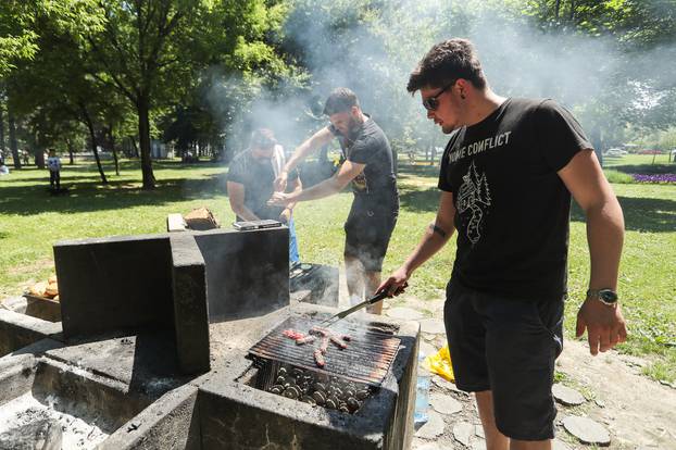 Zagreb: Građani iskoristili topao i sunčan dan za šetnju Bundekom i druženje uz roštilj