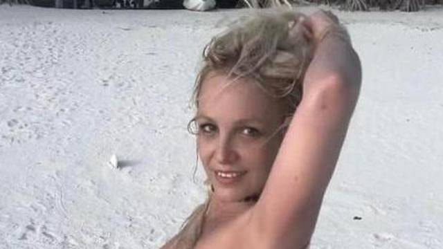 K'o od majke rođena! Britney se fotkala potpuno gola na plaži...