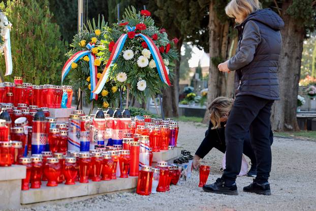 Zadar: Velik broj ljudi na Gradskom groblju povodom blagdana Svih svetih