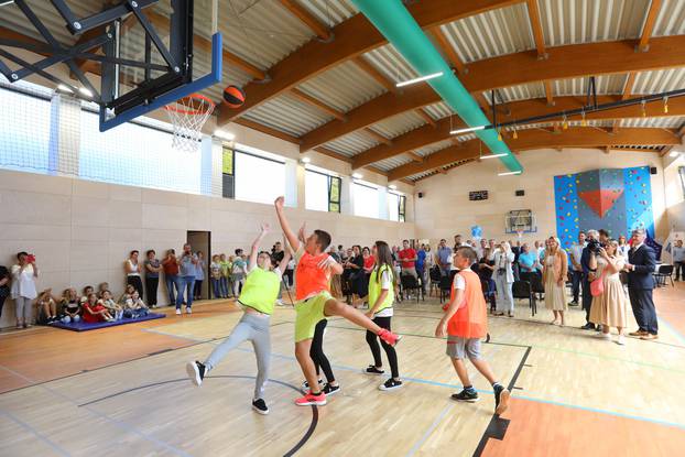 Netretić: Ministrica Brnjac otvorila novoizgrađenu sportsku dvoranu u područnoj školi Jarče Polje
