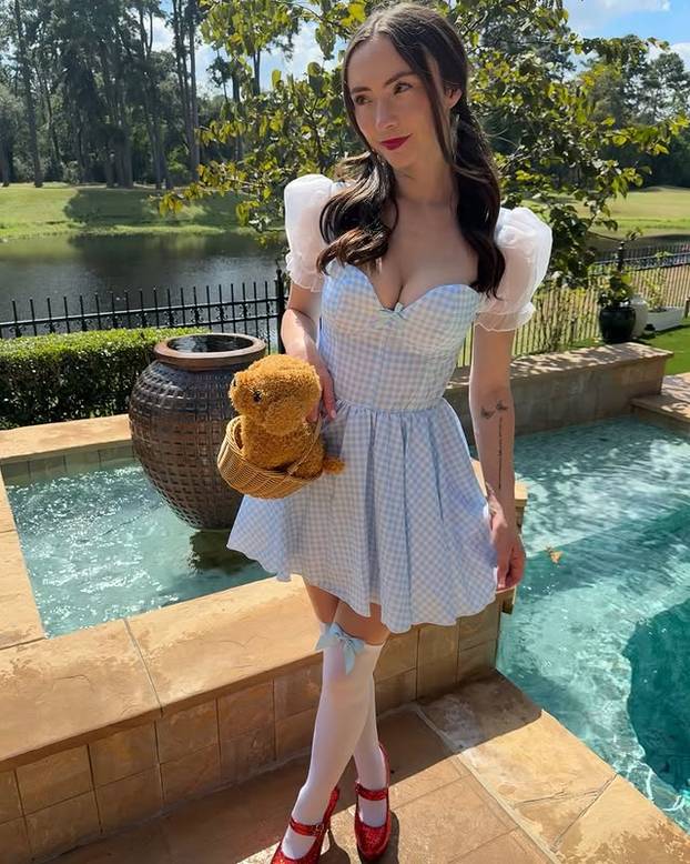 FOTO Napustila faks i okrenula internet naglavačke: Mjesečno zarađuje vrtoglavu cifru