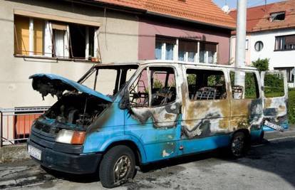 Požar na kombiju na Volovčici susjedi nisu mogli ugasiti