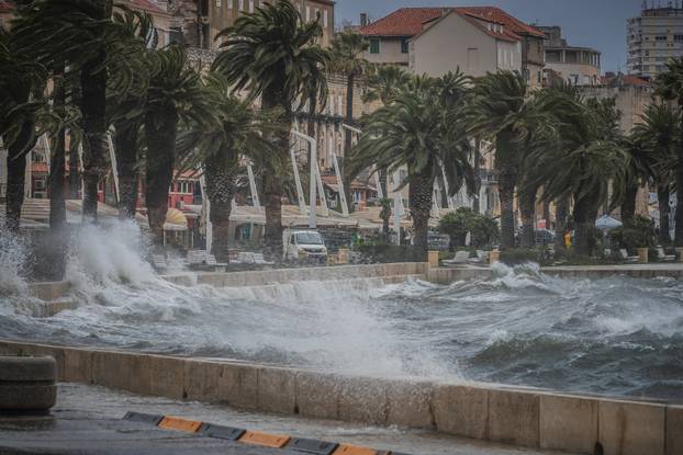 Split: Orkansko jugo potopilo rivu te stvaralo probleme u pomorskom prijevozu