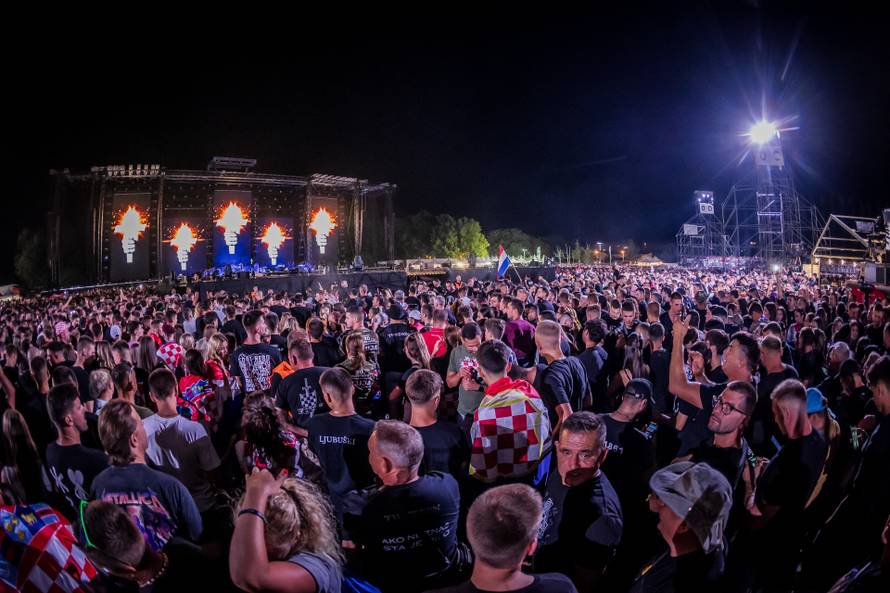 Obožavatelji na velikom koncertu Marka Perkovića Thompsona u Sinju