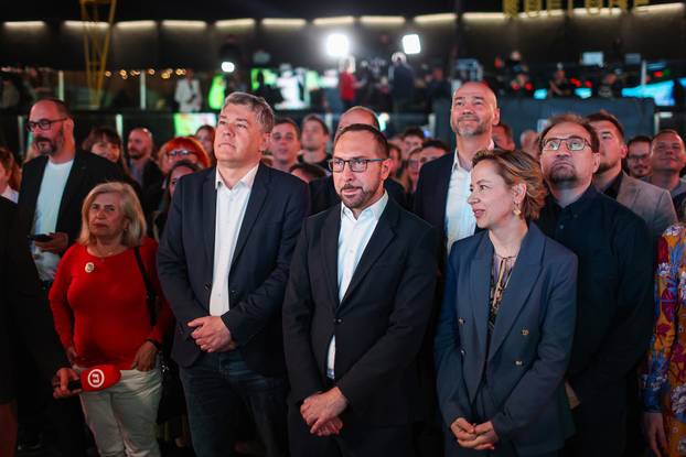 Zagreb: Oduševljenje u stožeru stranke Možemo! i SDP-a nakon prvih rezultata