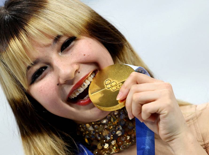 Figure Skating - Women Single Skating - Victory Ceremony