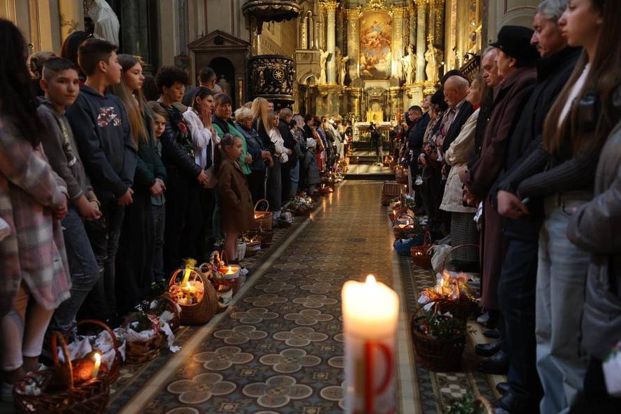 Kolinda se slikala s uskršnjom košaricom kod crkve u Ukrajini: 'Blagoslov je živjeti u miru'