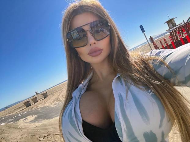 FOTO Ide ljeto, a bujna Paige je u problemu: 'Ne mogu pronaći kupaći u koji stanu moje grudi!'