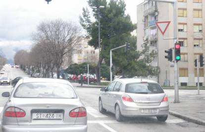Semafor u Splitu istodobno pokazivao zeleno i crveno