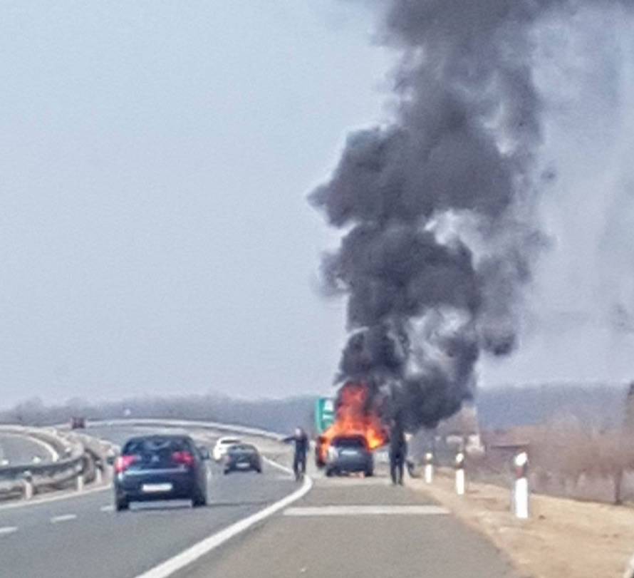 Buktinja na A3 kod Novske: Citroen je u potpunosti izgorio