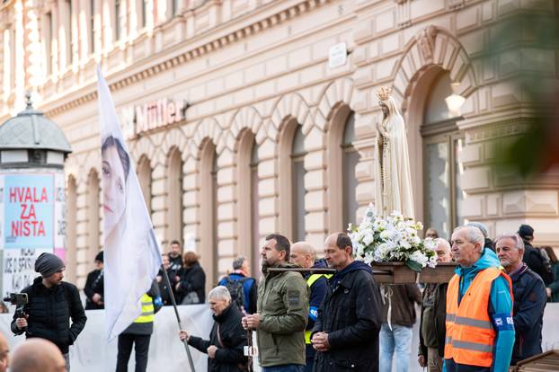 Zagreb: Molitelji se okupili na glavnom trgu, organiziran i protuprosvjed