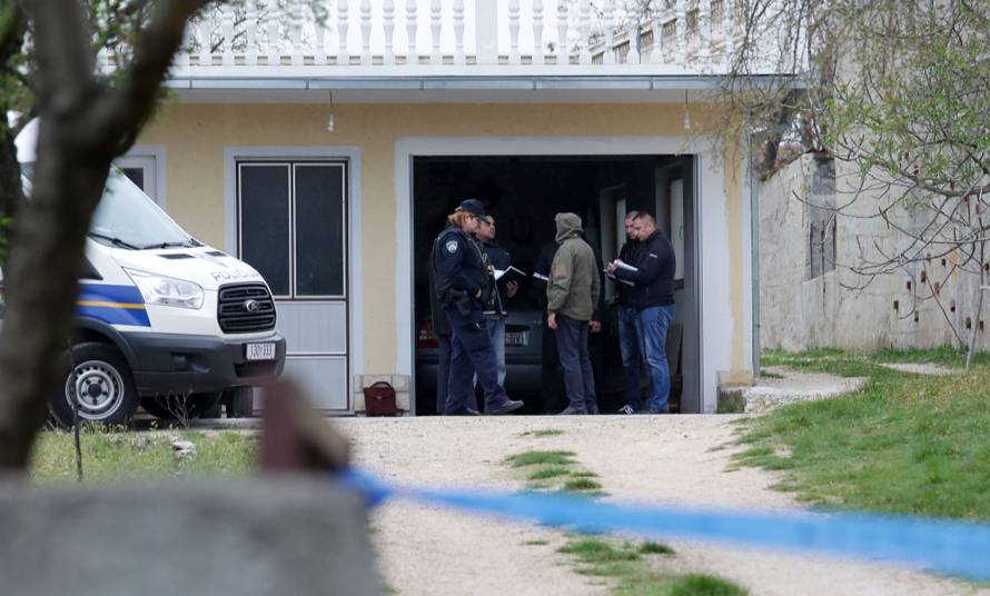 Ubojica roditelja stigao na sud, obrana: 'Rodbina ga posjećuje'