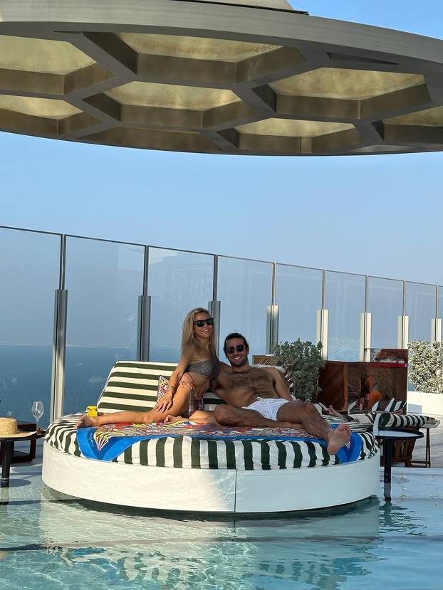 Za njih nema hladnoće i magle! Šime i Maja u badićima pozirali kraj bazena, 'padali' i zagrljaji