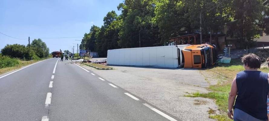 UZNEMIRUJUĆE Sudarili se auto i kamion, poginuo vozač