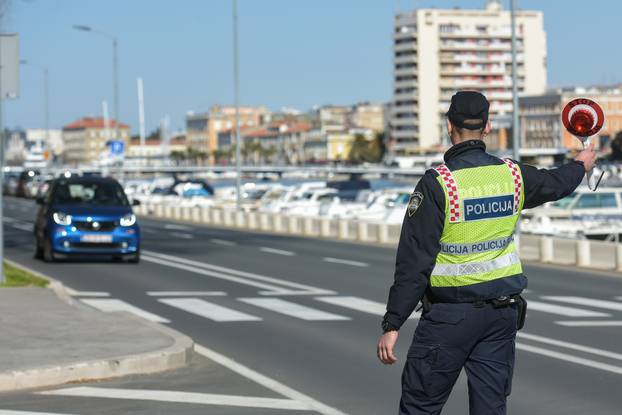 Zadarska policija u akciji povodom Dana žena zaustavlja sudionice u prometu i daruje ih ružama