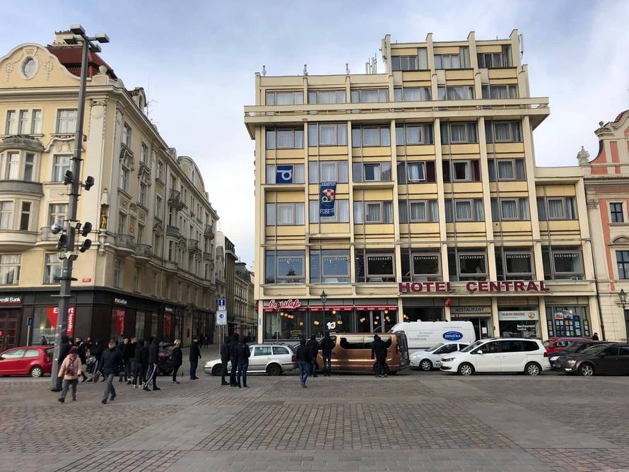 Ponovno su osramotili Dinamo: Boysi zasuli policiju bakljama
