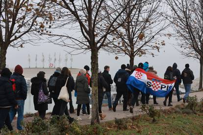 FOTO Šalovi, široki osmijesi i magla: Ljudi iz cijele Hrvatske stigli su u Vukovar na obljetnicu