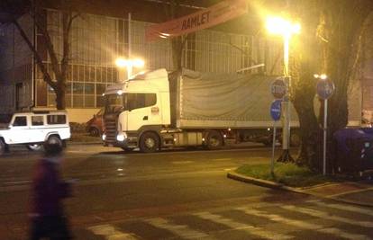 Zagreb: Zapeo kamionom za tramvajske žice i potrgao ih