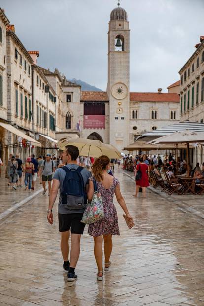 Dubrovnik: Kiša nije omela brojne turiste u razgledavanju grada