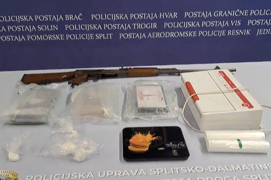 Prona&dstrok;eno 3 i pol kilograma kokaina, mu&scaron;karac predan pritvorskom nadzorniku zbog preprodaje droge