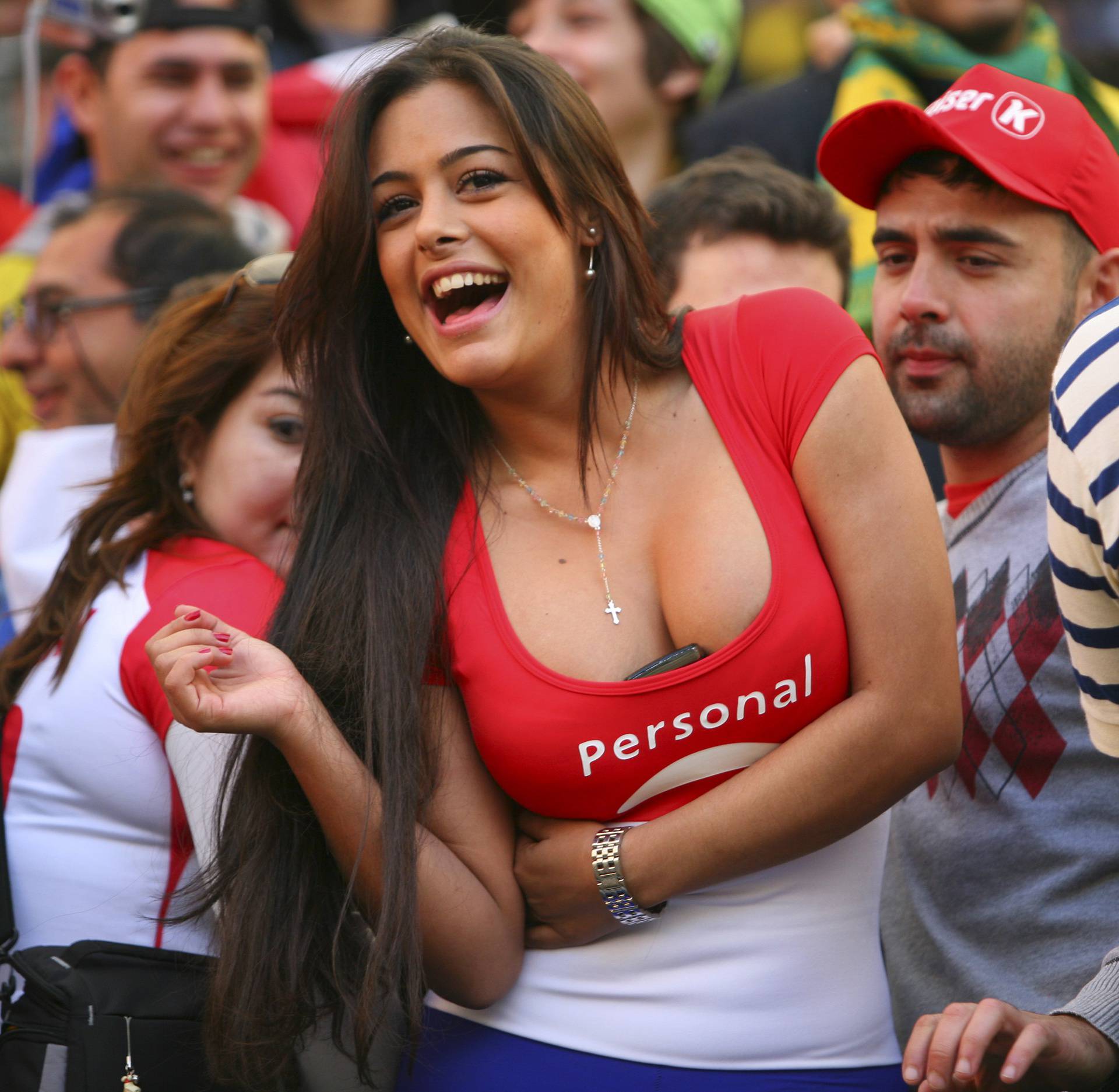 La Plata: Atraktivne navija?ice na utakmici Paragvaja i Brazila
