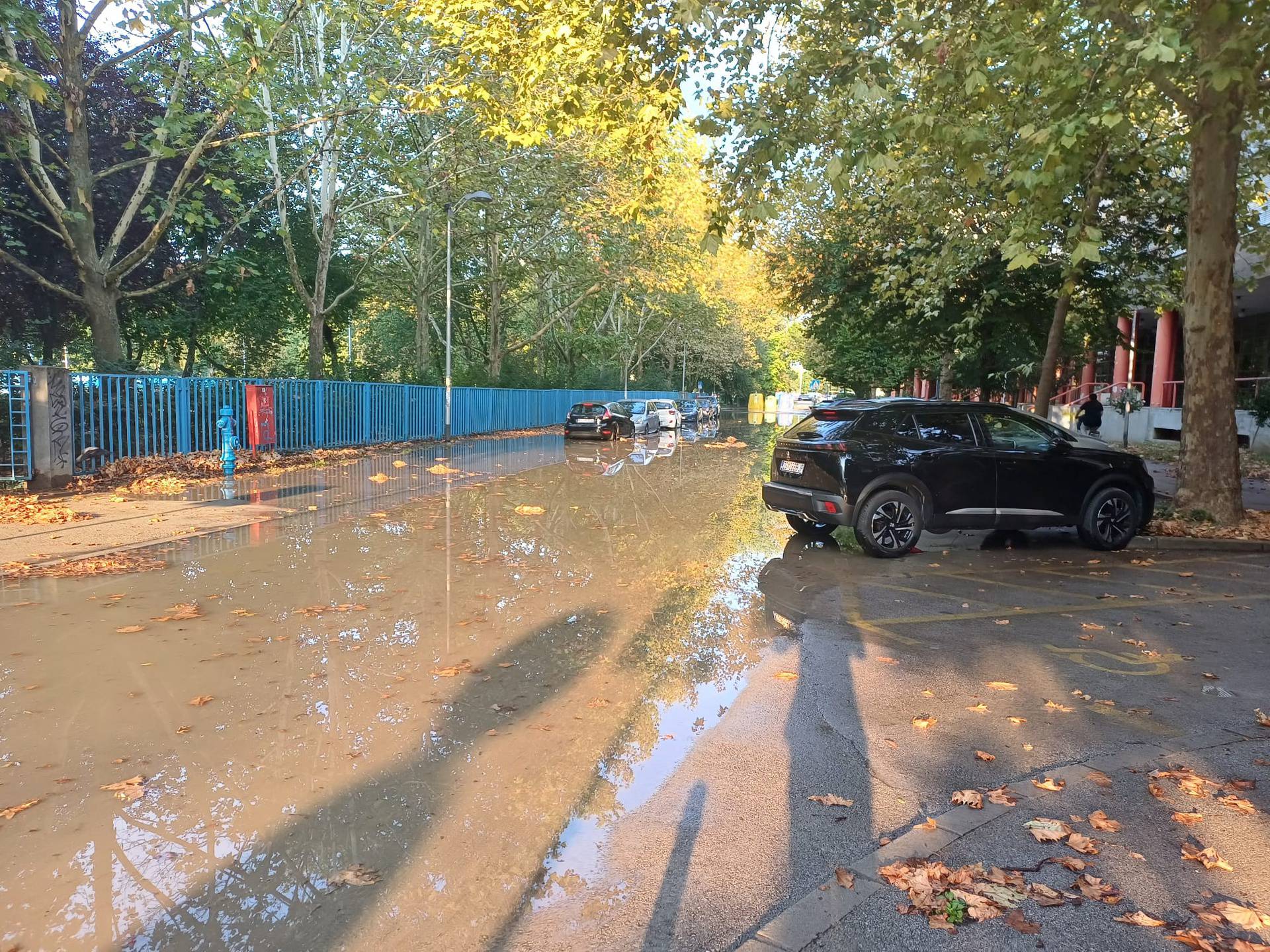 Pukla cijev u Zagrebu, bez vode ostao dio Sopota i Utrine: 'Auti su bili poplavljeni preko kotača'